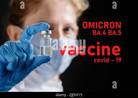 Una dottore donna che indossa una maschera medica e guanti protettivi può contenere un tubo di vaccino. Omicron COVID-19 variante e vaccino contro il virus corona, attenzione a. Foto Stock