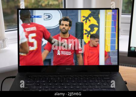 Salah festeggia dopo aver segnato in Liverpool FC 5-0 WIN vs RB Leipzig nel luglio 21st 2022 pre stagione amichevole su LFC TV su uno schermo portatile Foto Stock