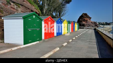 Capanne sulla spiaggia a Coryton's Cove, Dawlish, che conduce a Cowhole Rock. Foto Stock