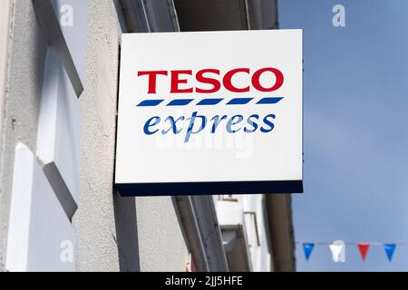 Un cartello da parete con il logo Tesco Express e il titolo su un piccolo minimarket in Bridge Street a Stratford upon Avon, Inghilterra Foto Stock