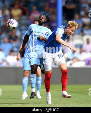 Joe Piggot di Portsmouth (a destra) e Fankaty Dabo di Coventry City combattono per la palla durante una partita prematura al Fratton Park di Portsmouth. Data foto: Sabato 23 luglio 2022. Foto Stock