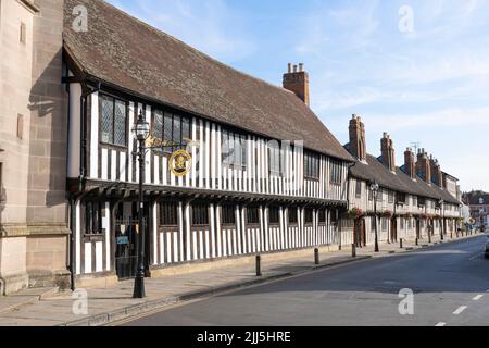 Il 15th secolo grado i (1) elencati Guildhall, King Edward VI Grammar School e Almshouses su Church Street a Stratford upon Avon, Inghilterra Foto Stock