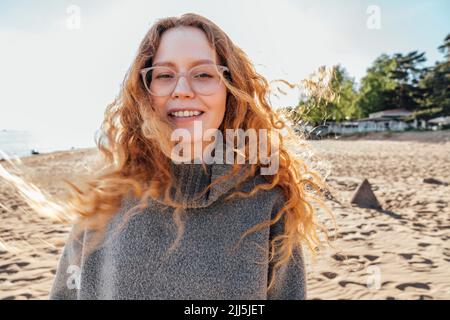 Sorridente giovane donna alla spiaggia Foto Stock