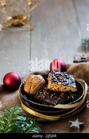 Da studio un pezzo di nastro che circonda noci e pan di zenzero Foto Stock