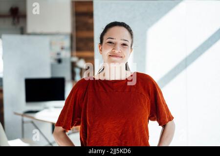 Ritratto di sorridente giovane donna Foto Stock