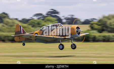 Old Warden, UK - 3rd luglio 2022: Un aereo d'epoca North American T6 Harvard in volo. Di proprietà di T6 Harvard Ltd. Foto Stock