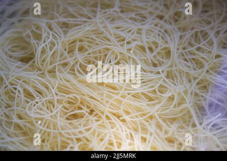 Noodle di bambù in stile cantonese cucinate in una pentola Foto Stock