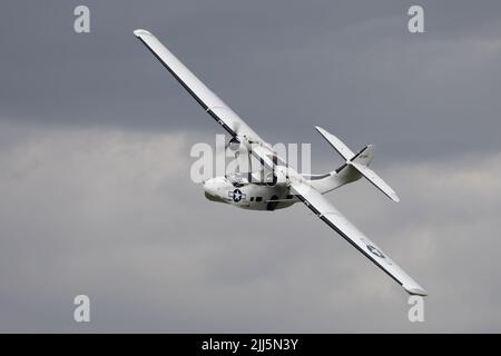 Old Warden, UK - 3rd luglio 2022: Un idrovolante consolidato d'epoca PBY-5A Catalina in volo. Foto Stock