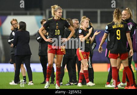 Leigh, Regno Unito. 22nd luglio 2022. Justine Vanhevermaet in Belgio sembra sconvolta dopo aver perso una partita tra la squadra nazionale belga di calcio femminile The Red Flames e la Svezia, a Leigh, Inghilterra venerdì 22 luglio 2022, nelle quarti di finale del torneo femminile Euro 2022. Il Campionato europeo di calcio femminile UEFA 2022 si svolgerà dal 6 al 31 luglio. BELGA PHOTO DAVID CATRY Credit: Belga News Agency/Alamy Live News Foto Stock