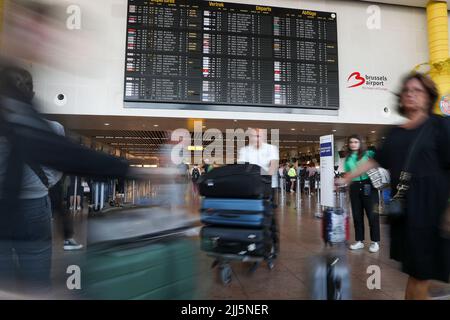 Bruxelles, Belgio. 23rd luglio 2022. L'illustrazione mostra la sala partenze dell'aeroporto di Bruxelles, a Zaventem, sabato 23 luglio 2022. In Belgio sono stati annullati circa 80 voli. Si tratta di voli con equipaggio belga. Gli altri voli partono con un equipaggio da paesi in cui non vi è sciopero. Le ragioni dello sciopero di questo fine settimana sono le stesse dell'azione di fine giugno. I piloti si sentono fraintesi e si aspettano un aumento della retribuzione dopo una resa del 20% durante la crisi della corona. FOTO DI BELGA NICOLAS MAETERLINCK Credit: Belga News Agency/Alamy Live News Foto Stock