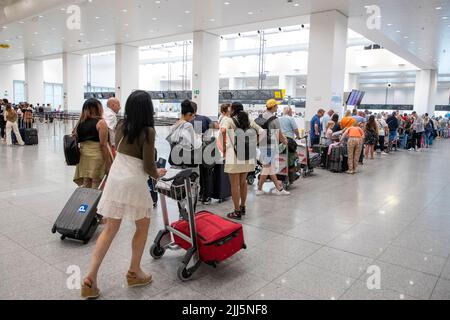 Bruxelles, Belgio. 23rd luglio 2022. L'illustrazione mostra i passeggeri in attesa in una lunga coda nella sala partenze dell'aeroporto di Bruxelles, a Zaventem, sabato 23 luglio 2022. In Belgio sono stati annullati circa 80 voli. Si tratta di voli con equipaggio belga. Gli altri voli partono con un equipaggio da paesi in cui non vi è sciopero. Le ragioni dello sciopero di questo fine settimana sono le stesse dell'azione di fine giugno. I piloti si sentono fraintesi e si aspettano un aumento della retribuzione dopo una resa del 20% durante la crisi della corona. FOTO DI BELGA NICOLAS MAETERLINCK Credit: Belga New Foto Stock