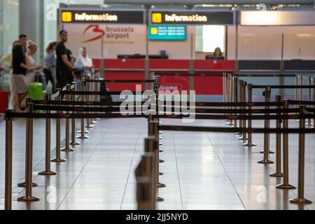 Bruxelles, Belgio. 23rd luglio 2022. L'illustrazione mostra la sala partenze dell'aeroporto di Bruxelles, a Zaventem, sabato 23 luglio 2022. In Belgio sono stati annullati circa 80 voli. Si tratta di voli con equipaggio belga. Gli altri voli partono con un equipaggio da paesi in cui non vi è sciopero. Le ragioni dello sciopero di questo fine settimana sono le stesse dell'azione di fine giugno. I piloti si sentono fraintesi e si aspettano un aumento della retribuzione dopo una resa del 20% durante la crisi della corona. FOTO DI BELGA NICOLAS MAETERLINCK Credit: Belga News Agency/Alamy Live News Foto Stock