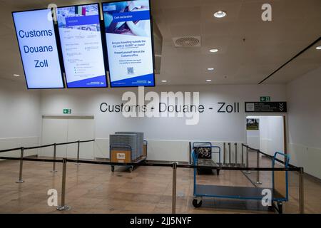 Bruxelles, Belgio. 23rd luglio 2022. L'illustrazione mostra l'ingresso agli uffici doganali (douane - zoll) presso la sala partenze dell'aeroporto di Bruxelles, a Zaventem, sabato 23 luglio 2022. In Belgio sono stati annullati circa 80 voli. Si tratta di voli con equipaggio belga. Gli altri voli partono con un equipaggio da paesi in cui non vi è sciopero. Le ragioni dello sciopero di questo fine settimana sono le stesse dell'azione di fine giugno. I piloti si sentono fraintesi e si aspettano un aumento della retribuzione dopo una resa del 20% durante la crisi della corona. BELGA FOTO NICOLAS MAETERLINCK CRE Foto Stock