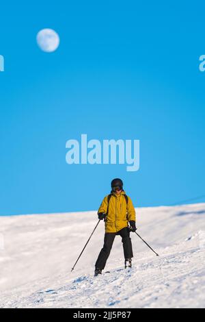 Sci uomo maturo in località al tramonto, Baqueira Beret, Pirenei, Spagna Foto Stock