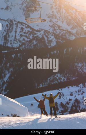 Coppia che si gode sciare a Baqueira Beret resort in vacanza, Pirenei, Spagna Foto Stock