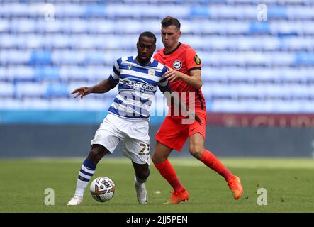 Reading's Junior Hoilett (a sinistra) e Brighton e Pascal Gross di Hove Albion combattono per la palla durante una partita di prima stagione allo stadio Select Car Leasing di Reading. Data foto: Sabato 23 luglio 2022. Foto Stock