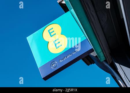 Dorking Surrey Hills UK, luglio 08 2022, EE Mobile Phone Shop Sign o Logo senza persone Foto Stock