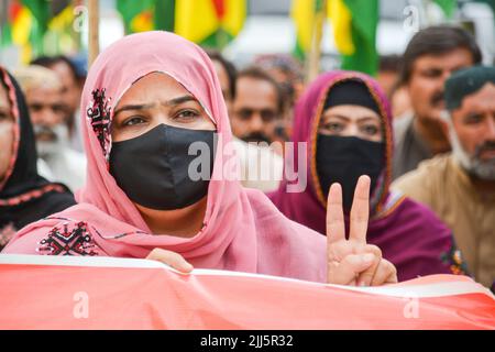 QUETTA, PAKISTAN. Luglio 23-2022: Membro del partito nazionale di Balochistan (Mengal) che fa la vittoria protestando sul rilascio di persone scomparse di Baloch davanti al club stampa. Foto Stock