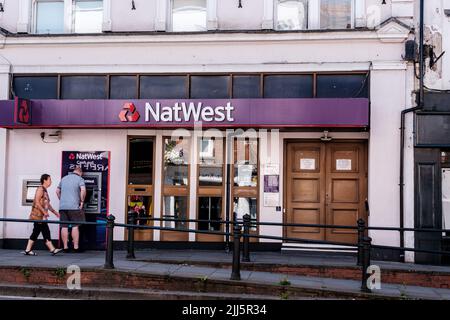 Dorking Surrey Hills UK, luglio 08 2022, NatWest Bank persone che utilizzano ATM Cash Point Machine Foto Stock
