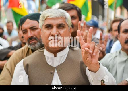 QUETTA, PAKISTAN. Luglio 23-2022: Membro del partito nazionale di Balochistan (Mengal) che fa la vittoria protestando sul rilascio di persone scomparse di Baloch davanti al club stampa. Foto Stock