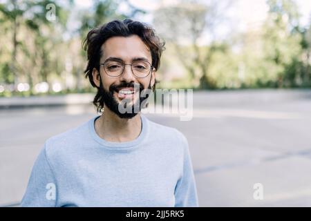 Uomo felice portatore che indossa occhiali Foto Stock