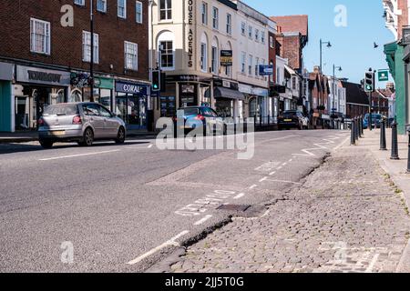 Dorking Surrey Hills UK, luglio 10 2022, Row or Line of Traditional High Street Retail Shops Foto Stock