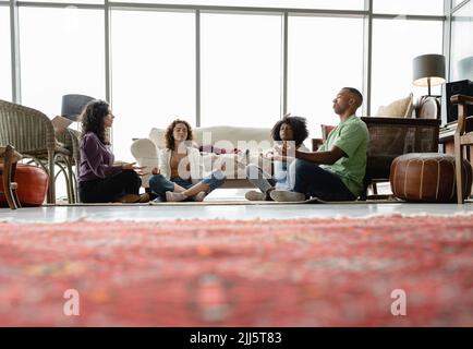 Colleghi di lavoro che meditano in ufficio Foto Stock