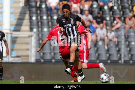 Ryota Morioka di Charleroi combatte per la palla durante una partita di calcio tra Sporting Charleroi e KAS Eupen, sabato 23 luglio 2022 a Charleroi, il giorno 1 della prima divisione del campionato belga 'Jupiler Pro League' 2022-2023. BELGA FOTO VIRGINIE LEFOUR Foto Stock