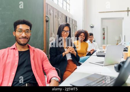 Uomini d'affari sorridenti e donne d'affari in riunione d'ufficio Foto Stock