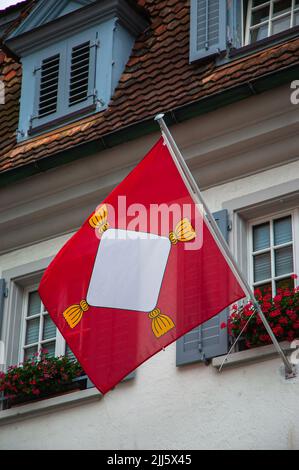 Kussnacht am Rigi, Svizzera - 7 luglio 2022: Bandiera comunale di Kussnacht am Rigi nel cantone svizzero di Schwyz Foto Stock