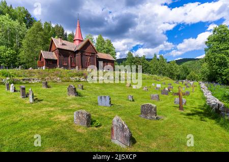 Norvegia, Viken, Rollag, cimitero di fronte alla chiesa medievale a doghe in estate Foto Stock