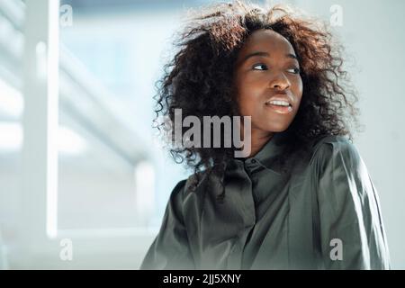 Giovane donna con capelli neri ricci Foto Stock