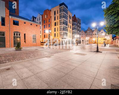 Polonia, Voivodeship Warmian-Masurian, Elblag, strade illuminate della città vecchia di notte Foto Stock