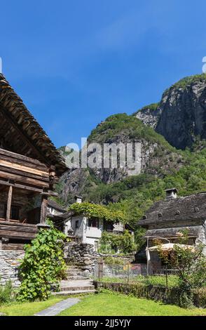 Case in villaggio di montagna in giorno di sole Foto Stock