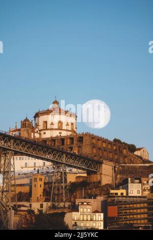 Portogallo, Distretto di Porto, Vila Nova de Gaia, Luna piena sopra il Monastero di Serra do Pilar al tramonto Foto Stock