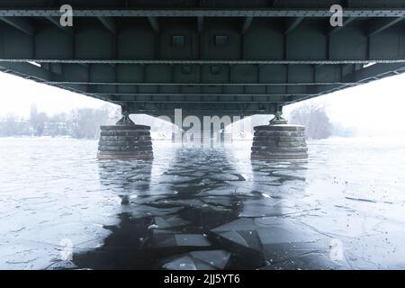 Germania, Brandeburgo, Potsdam, ghiaccio galleggiante sotto il ponte Glienicke Foto Stock