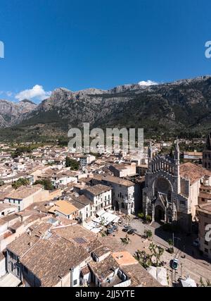 Spagna, Isole Baleari, Soller, elicottero vista della Chiesa di San Bartolomeo e le case circostanti con Serra de Tramuntana montagne in backgroun Foto Stock