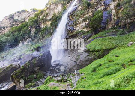 Uomo anziano in piedi accanto alla cascata di Foroglio Foto Stock