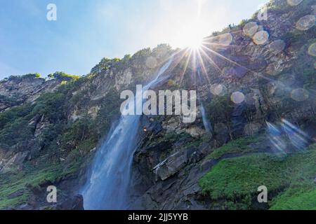 Cascata di Foroglio in giornata di sole Foto Stock