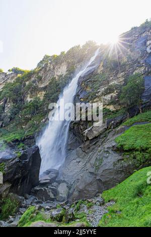 Vista panoramica della cascata di Foroglio che scorre dalla montagna Foto Stock