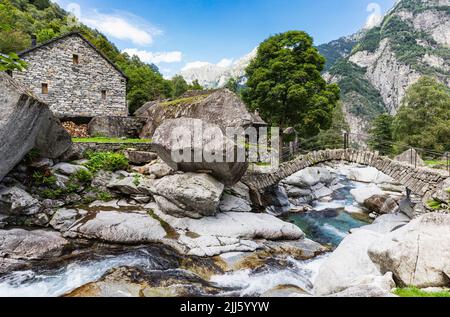 Ponte sul fiume da massi Foto Stock