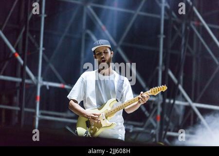 Roma, Italia. 22nd luglio 2022. Claudio Bruno Guitarist durante Gazzelle, Concerto di Musica Italiana a Roma, Luglio 22 2022 Credit: Independent Photo Agency/Alamy Live News Foto Stock