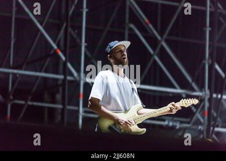 Roma, Italia. 22nd luglio 2022. Claudio Bruno Guitarist durante Gazzelle, Concerto di Musica Italiana a Roma, Luglio 22 2022 Credit: Independent Photo Agency/Alamy Live News Foto Stock