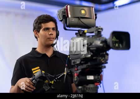 Cameraman TV che copre un evento Foto Stock