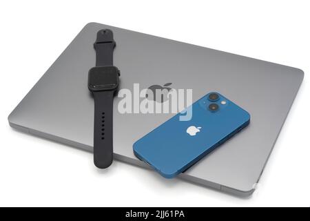 Prodotti Apple - computer portatile MacBook Air, smartwatch Apple Watch e Apple iPhone 13 Mini Foto Stock