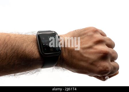 Apple Guarda lo smartwatch sul polso di un uomo isolato su sfondo bianco Foto Stock