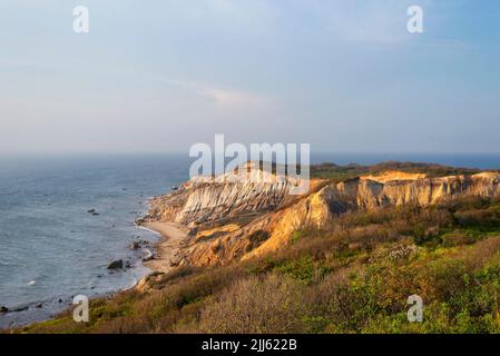 Le famose scogliere gay a Aquinnah, Massachusetts, mentre il sole tramonta sul vigneto di Martha's. Foto Stock