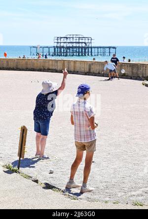 Brighton UK 23rd Luglio 2022 - i giocatori di Petanque godono di una bella giornata di sole caldo sul lungomare di Brighton : Credit Simon Dack / Alamy Live News Foto Stock