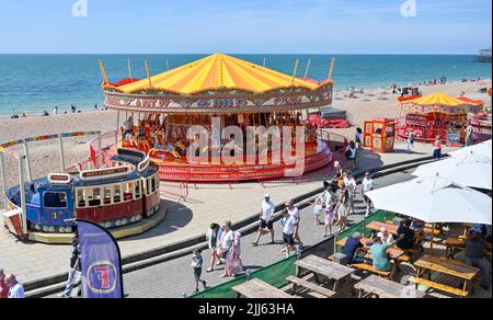 Brighton UK 23rd Luglio 2022 - e' una bella giornata di sole caldo per una passeggiata lungo il lungomare di Brighton : Credit Simon Dack / Alamy Live News Foto Stock