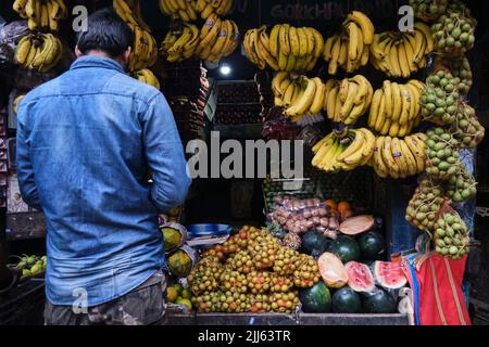 Darjeeling, Bengala Occidentale, India. 22 giugno 2022, venditore sconosciuto di frutta e verdura in un piccolo mercato. Foto Stock
